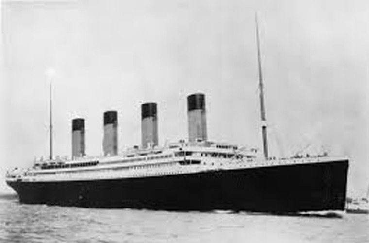 Trong đêm 14/4/1912, hành khách trên khoang hạng nhất của Titanic đã được thưởng thức bữa tiệc với 10 món ăn toàn "sơn hào hải vị" như: hàu, cá hồi kho, thăn thịt bò, thịt cừu với sốt bạc hà, sô cô la và bánh pudding Waldorf. Theo website Armchair World, mỗi món ăn này được dùng kèm với một loại rượu vang khác nhau. Điều đặc biệt là các nhạc công trên tàu Titanic vẫn chơi nhạc trong những giờ phút cuối cùng khi con tàu đang dần chìm xuống dưới đáy đại dương trong khi hành khách hoảng loạn tháo chạy.